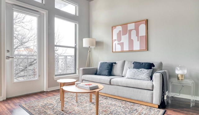 Airy Barton Springs 1BR w/W/D, Gym & Pool, nr Town Lake, by Blueground