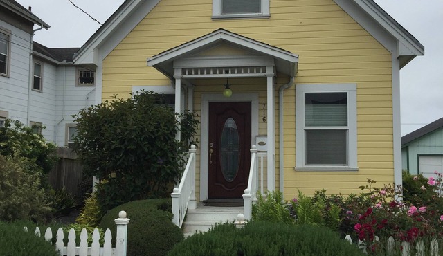 Airy & Bright 2 Story, 3 Bdrm Cottage Short Walk to Old Town.
