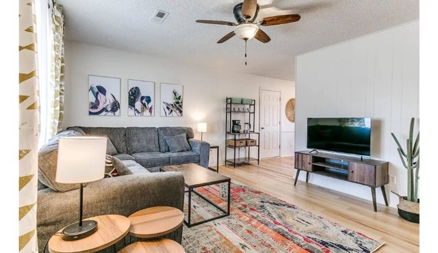 Airy & bright Broken Arrow cottage - fenced yard!