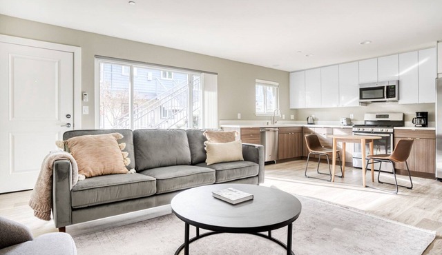 Airy Campbell 1BR w/Gym, Pool & Hot Tub, walk to WF & TJ, by Blueground