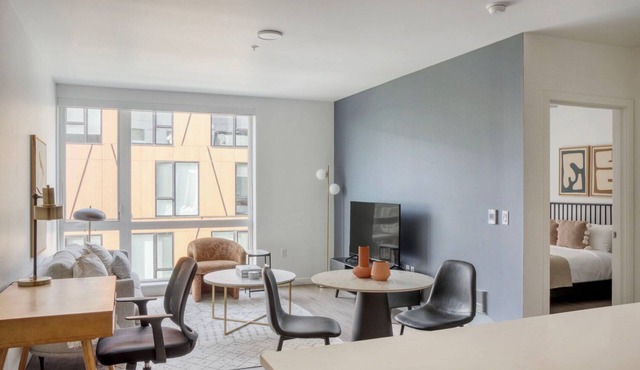 Airy Central District 1BR w/Gym & Pets, nr Dining, by Blueground