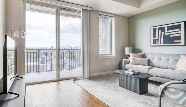 Airy Congress Park 1BR w/ Gym & Pool, near shops & dining, by Blueground