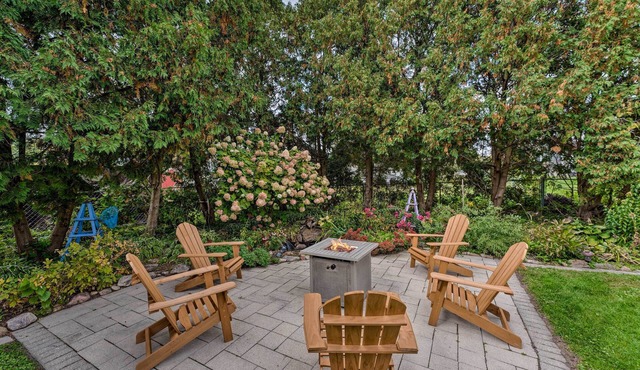 Airy Cottage Close to Rock Lake w/Fire Pit!