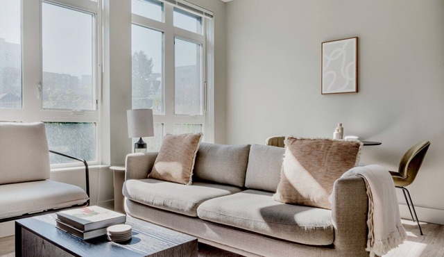 Airy First Hill Jr 1BR w/Gym, Roof Lounge, W/D & Games, by Blueground