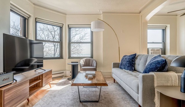 Airy Gold Coast 1BR w/Doorman & Gym, nr Mariano Park, by Blueground