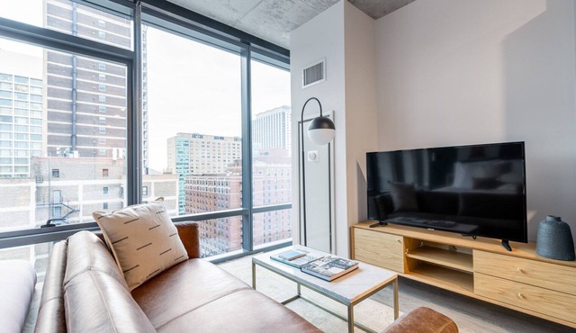 Airy Lakeview Studio, w/W/D, Gym, near Lincoln Park, by Blueground
