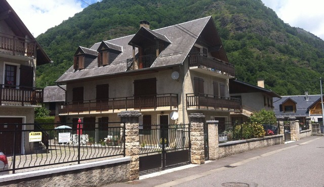 airy light 2 bed with parking . ideal town base for walk/cycle/ski etc