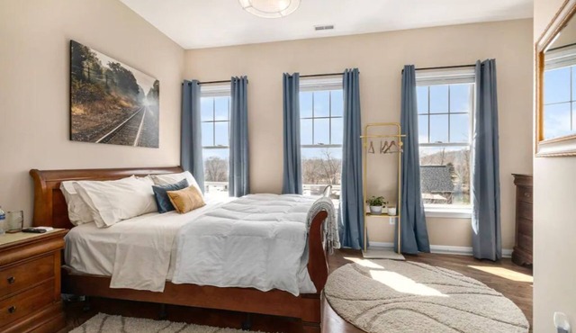 Airy Penthouse Loft on Main St. w/Massage Chair