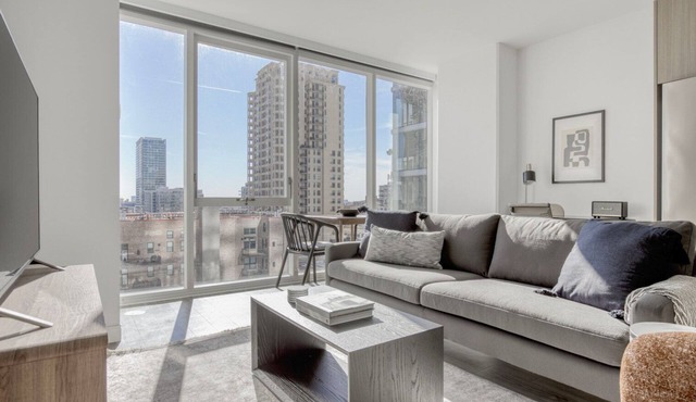 Airy South Loop Jr 1BR w/Lounge, Pool & Gym nr Grant Park, by Blueground