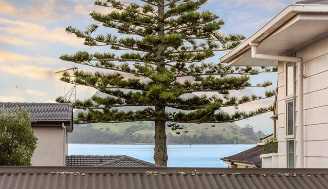 Airy two Bedroom Harbourside Retreat