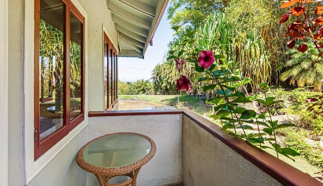 Airy villa and Ohana suite in a tropical garden setting with lanai & patios