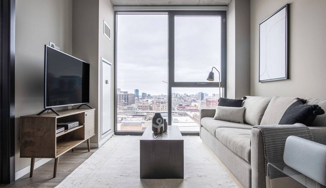 Airy West Loop 1BR w/Pool, Gym, nr. Fulton Market, by Blueground