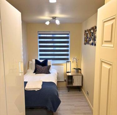 Aisiki Stays Apartments at Colindale, Ground Floor, 2-Bedroom & 1-Bathroom, Pet-Friendly, with Free Wi-Fi and Parking Space