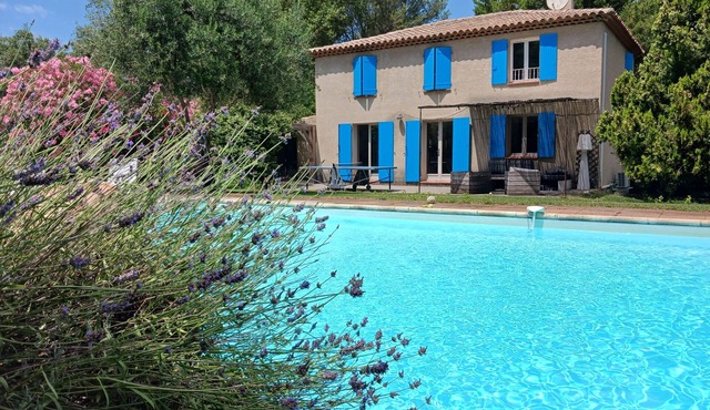 Aix en Provence, Provencal, três large pool, huge playground