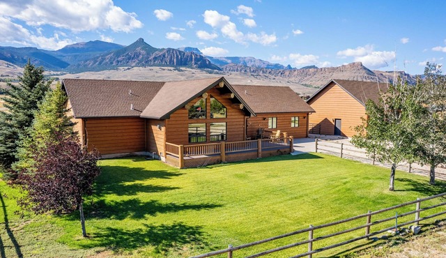 AJ's Outpost- Family retreat, Mountain views, Great location