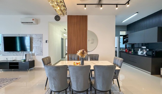 AJ Suites by Rilaks, 3 Bedrooms 3 Baths for 7 Guests in KL North