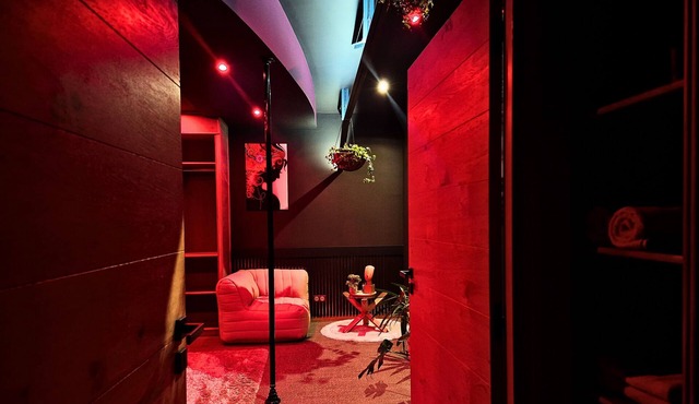 AKA LOVE ROOM