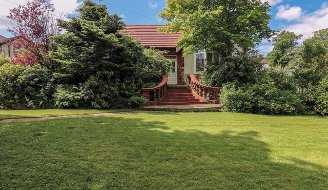 AKILA, family friendly, with hot tub in Greenfield