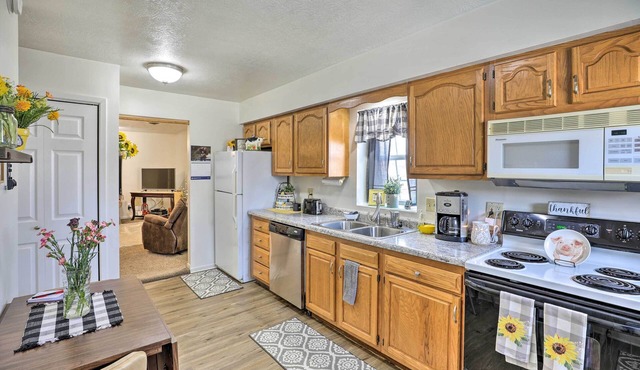 Akron Apartment w/Balcony - Hunting Nearby!