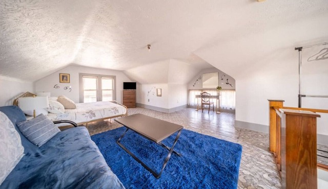 Akron · Eclectic 4 BR in Akron, Highland Square king bed
