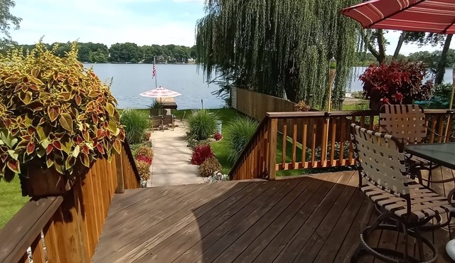 Akron (Portage Lakes) Peaceful Lakefront Cottage with Kayaks