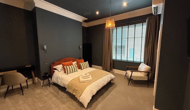 Akroyd House - The Piece Hall Room, A brand new stunning guest house, town centre location with park