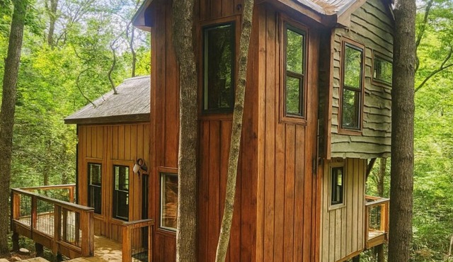 Al's Nest: Secluded Treehouse Overlooking Creek
