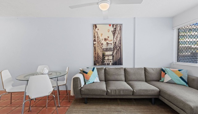 AL14-03: 2 bed 1 bath with parking