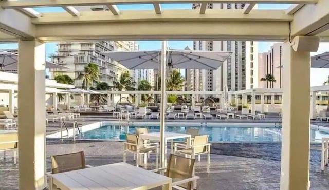 Ala Moana Hotel 16th FL R9 2Beds Partial Ocean View