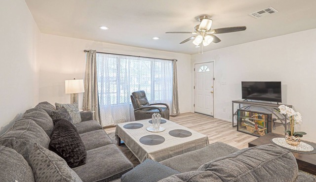 ALAMO CITY HOMESTYLE BEAUTY GREAT CENTRAL LOCATION, KIDDOS, & FURRY PET FRIENDLY
