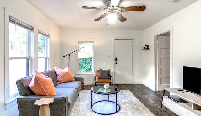 ALAMO HAUS: Quiet Neighborhood, Cozy Charm, Walk to TXST, Fenced Yard, Clean!