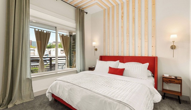 Alamodome, Riverwalk, Downtown San Antonio, Sea World, 10 mins from Airport