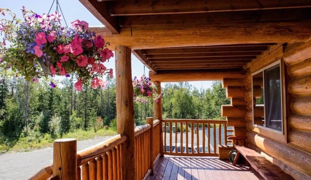 Alaska Knotty Pine B&B Log House~ Hot Tub, Sauna