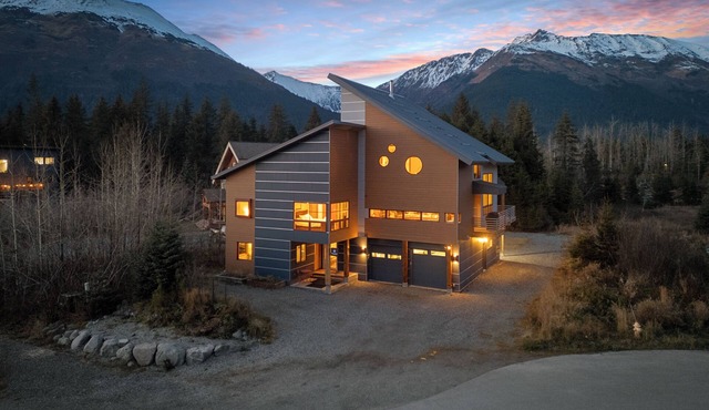 Alaska Slopes | Hot Tub, Gym & Guest House