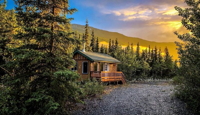 Alaskan Cabin in the Beautiful Knik River Valley with Panoramic Mountain Views, Palmer