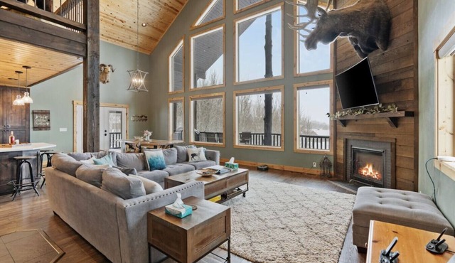 Alaskan Moose Lodge | Yellowstone + Hot Tub, Fire Pit & AC