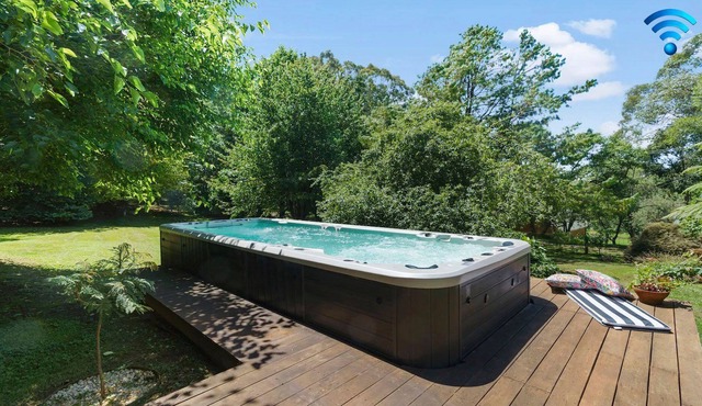 Alba Gardens – Private, leafy garden setting on over an acre