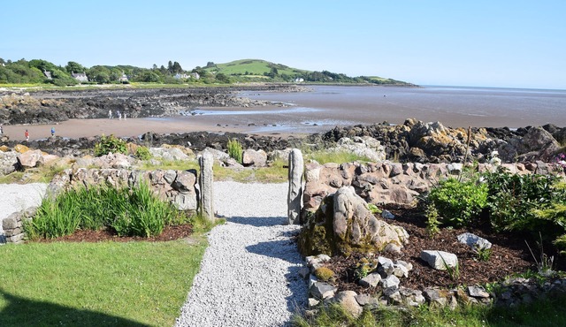 Albany Cottage - a cottage that sleeps 7 guests in 4 bedrooms