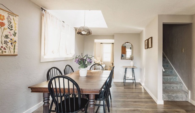 Albany Getaway with a King Bed, Bonus Kitchen, & WiFi