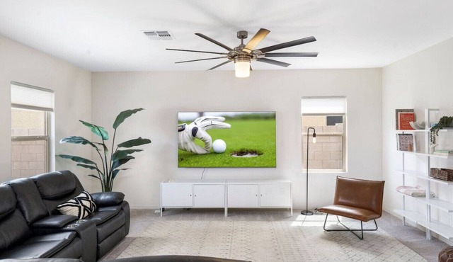 Albeniz Pl · Serene Retreat at Modern Albeniz w/Private Yard