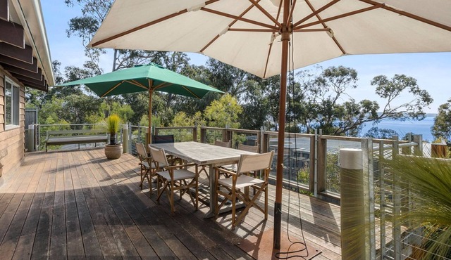 Albert - Cosy Wood Fire, Huge Deck Area & Stunning Views, Pets Allowed