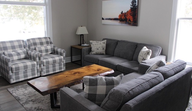 Albert Manor - Large 5 Br Lakeside House in Severn Bridge.
