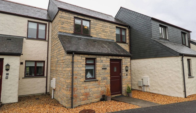 ALBERT'S DEN, pet friendly, character holiday cottage in Falmouth