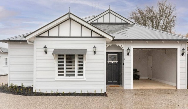 ALBERT TOWNIE - YOUR TRENTHAM TOWNHOUSE