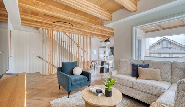 Alberta 3BR - Modern Design with large deck & private fenced in patio!