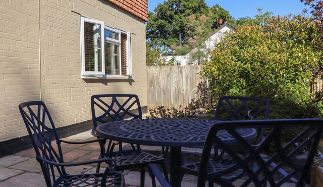 ALBIE’S END, character holiday cottage, with a garden in Battle