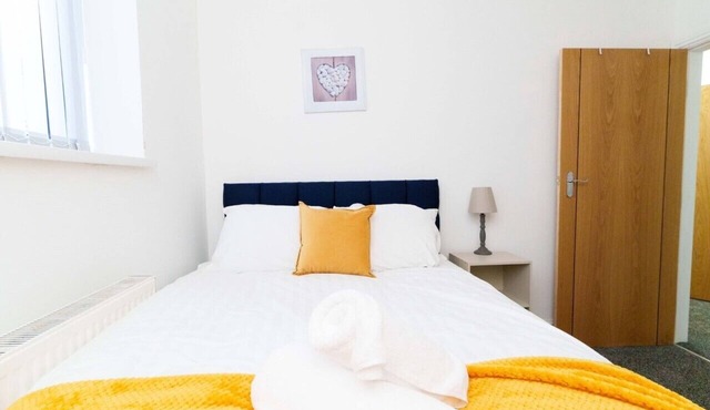 Albion 2 Bed Apartment Sleeps 6 with Parking