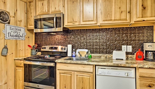 Albrightsville Retreat w/ Community Pool & Hot Tub