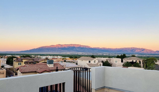Albuquerque in luxury w/hot tub & mountain views