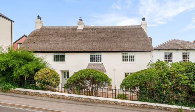 Albury House - sleeps 8 guests in 4 bedrooms